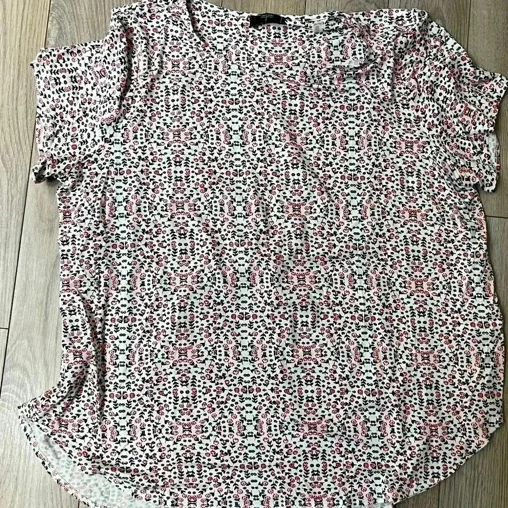Tahari Floral Shirt with Pleat on back Scoop Neck Size 2X